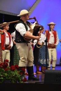 Piąty dzień Tygodnia Kultury Beskidzkiej w Wiśle - występy w wiślańskim amfiteatrze - Zespół Istebna